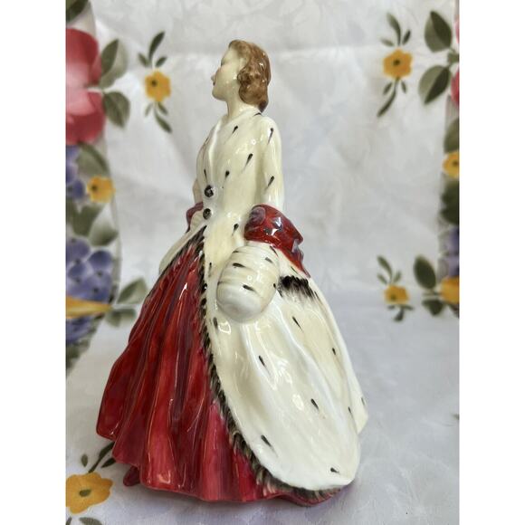 Vintage Royal Doulton “The Ermine Coat” Figurine HN1981, C. 1945 - Picture 6 of 8